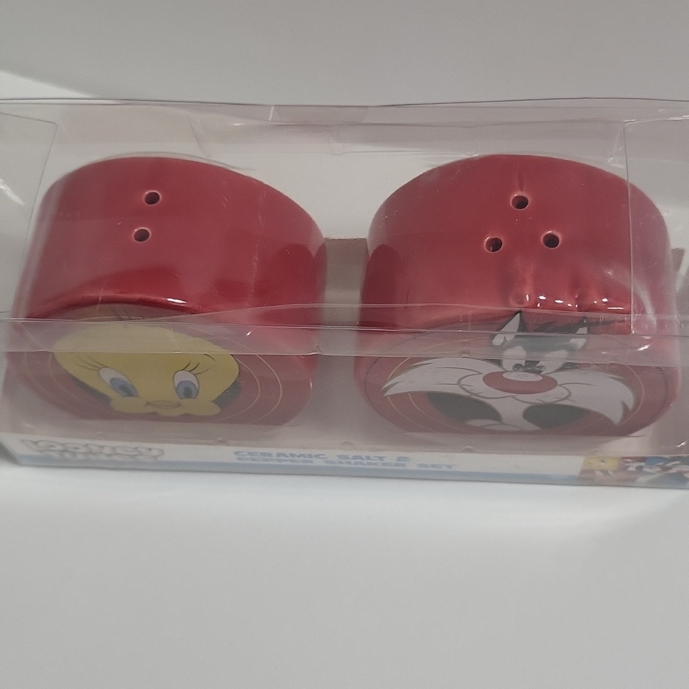 Looney Tunes Red Ceramic Salt & Pepper Shaker Set - Picture 5 of 5